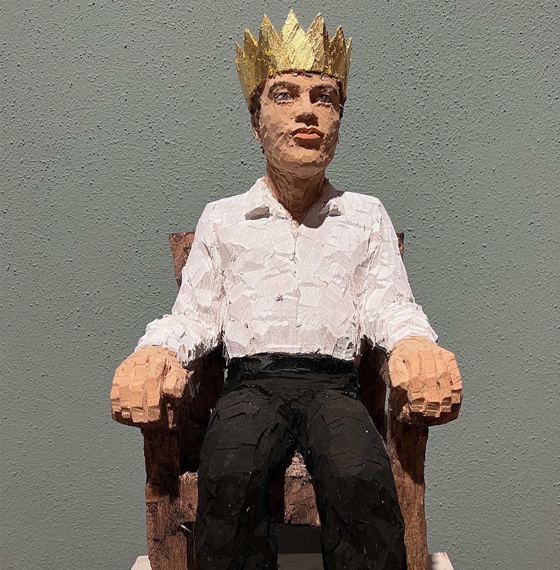 Stephan Balkenhol, Figurensäule, König auf Stuhl, 2022